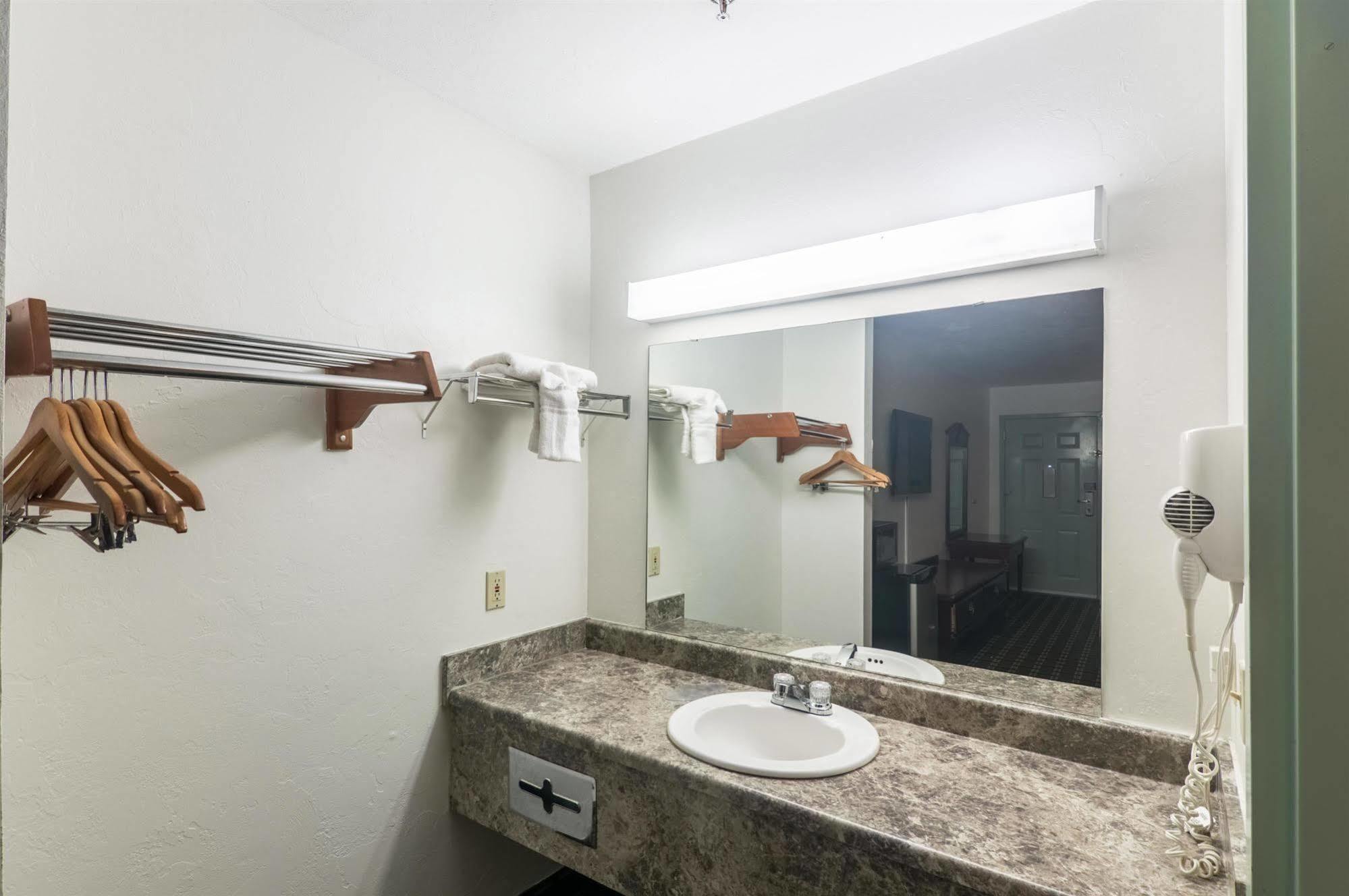 Motel 6 Erick Bagian luar foto